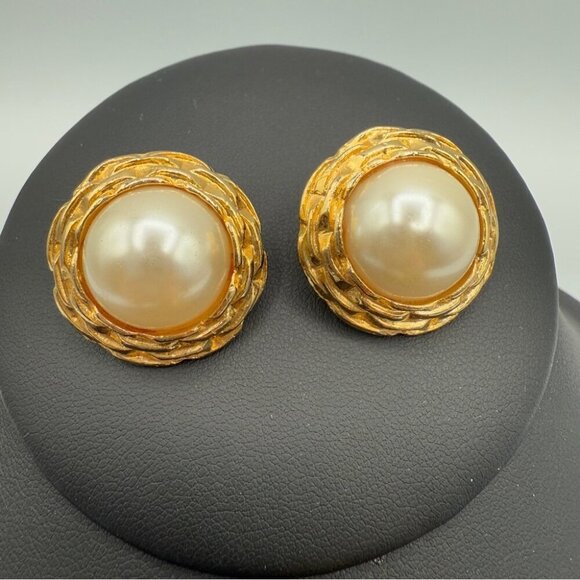 Vintage Gold Bushed Leaf Brooch and Faux Pearl Stud Earring Set - Picture 4 of 14